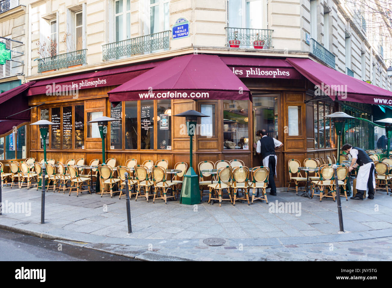 Parigi, Francia - 29 Febbraio 2016: i camerieri al di fuori del Les Philosophes cafe su Rue Vieille du Temple nel Marais, Parigi, ottenere pronto per il giorno. Foto Stock