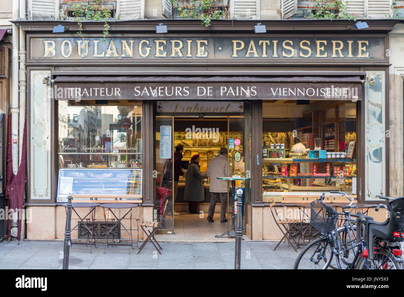 Parigi, Francia - 29 Febbraio 2016: esterne di boulangerie, pasticceria su Rue Vieille du Temple nel Marais, Parigi. Foto Stock