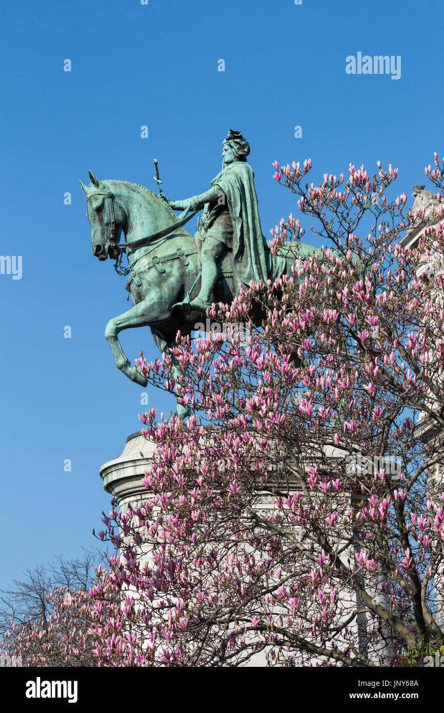 Parigi, Francia - 29 Febbraio 2016: Blooming magnolia davanti alla statua di Etienne Marcel sul lato del fiume del Hotel de Ville di Parigi, Francia, in una bella giornata di primavera. Foto Stock