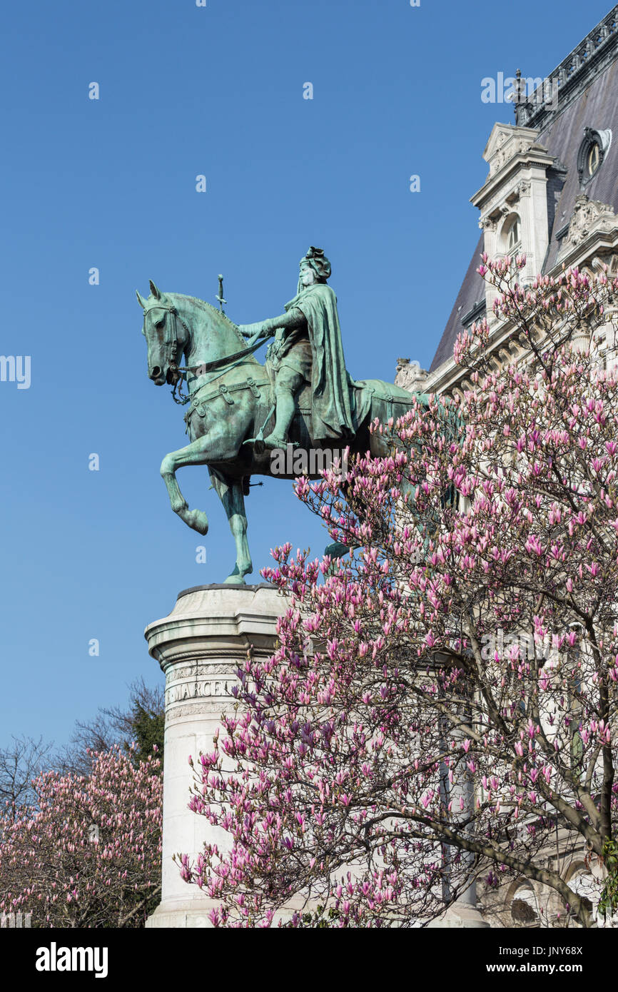 Parigi, Francia - 29 Febbraio 2016: Blooming magnolia davanti alla statua di Etienne Marcel sul lato del fiume del Hotel de Ville di Parigi, Francia, in una bella giornata di primavera. Foto Stock