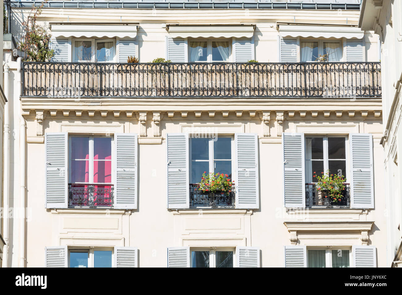 Parigi, Francia - 29 Febbraio 2016: Tipico appartamento Haussmann della facciata con persiane, tende, balconi, tende da sole e finestre, Parigi, Francia. Foto Stock