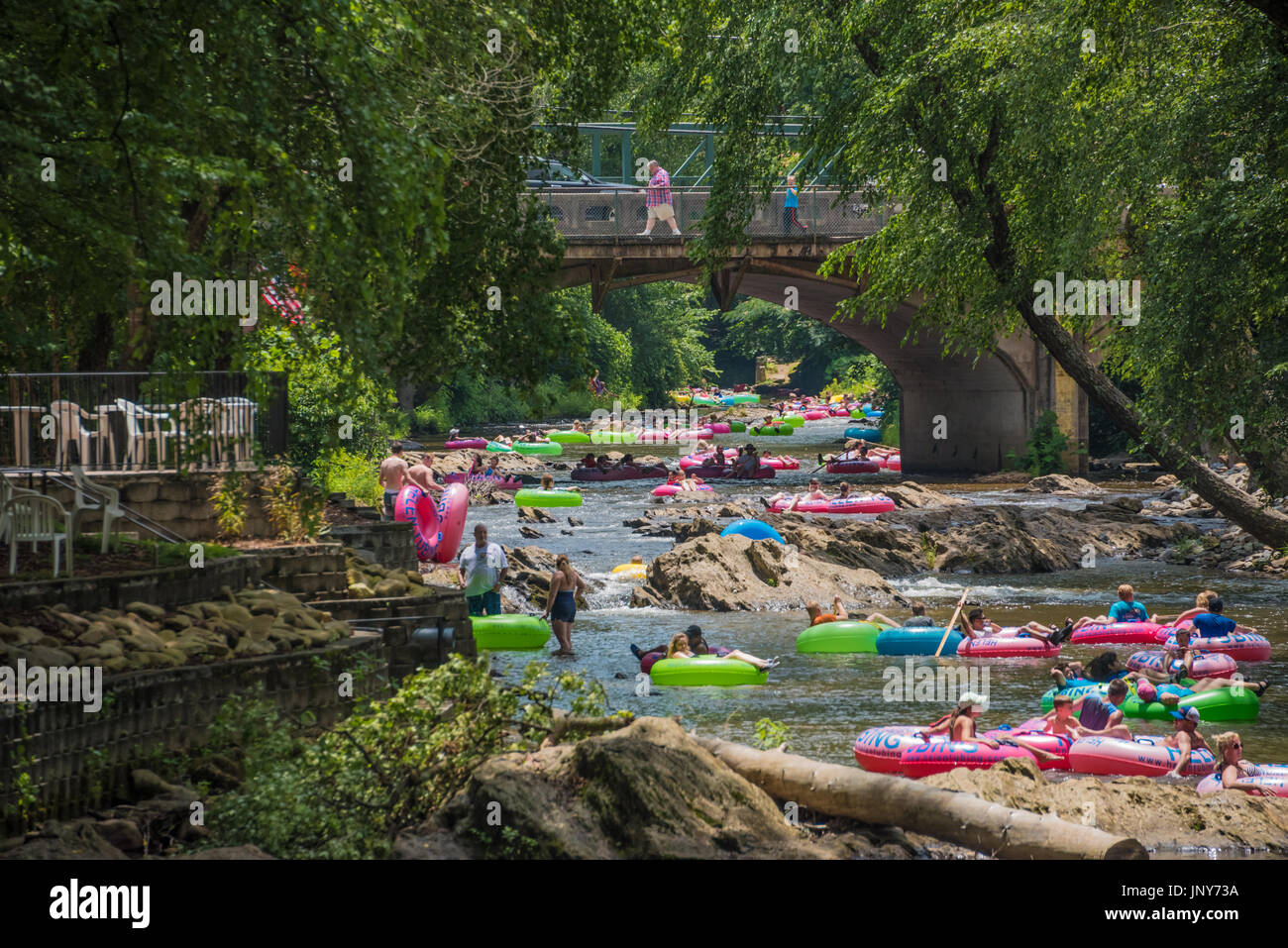 Famiglie e amici che fanno tubing nel centro di Helen, Georgia, sul fiume Chattahoochee nelle Blue Ridge Mountains. (USA) Foto Stock
