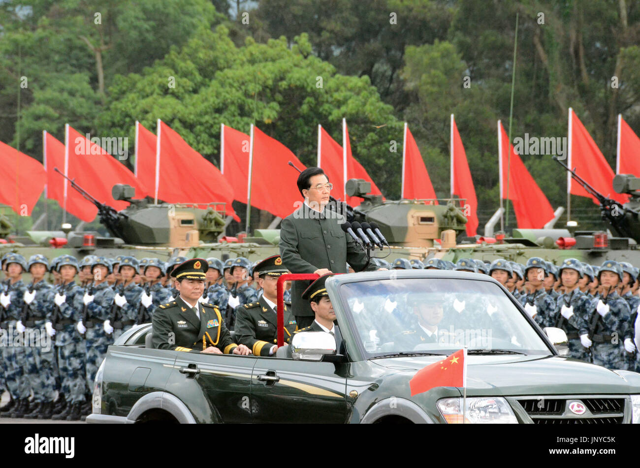 HONG KONG CINA - Il presidente cinese Hu Jintao si erge in un open-top veicolo come egli si muove verso il basso a una linea di popolare di liberazione personale dell'esercito di stanza a Hong Kong il 29 giugno 2012. Hu ha iniziato una visita di tre giorni a Hong Kong per celebrare il quindicesimo anniversario del suo ritorno alla regola di cinesi e di presiedere il giuramento del territorio della nuova amministrazione. (Kyodo) Foto Stock