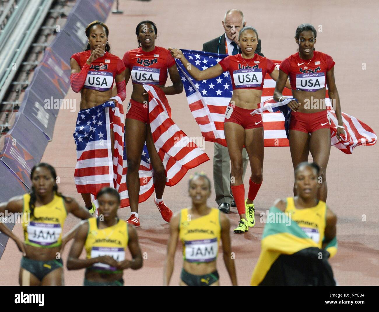 Londra, Gran Bretagna - i membri degli Stati Uniti la donna 4x400-metro team relè (posteriore) eseguire un giro di vittoria per celebrare la loro medaglia d'oro finale al 2012 Olimpiadi di Londra presso lo Stadio Olimpico sul 11 agosto, 2012. Di fronte a loro è il team giamaicano che è arrivato terzo. (Kyodo) Foto Stock