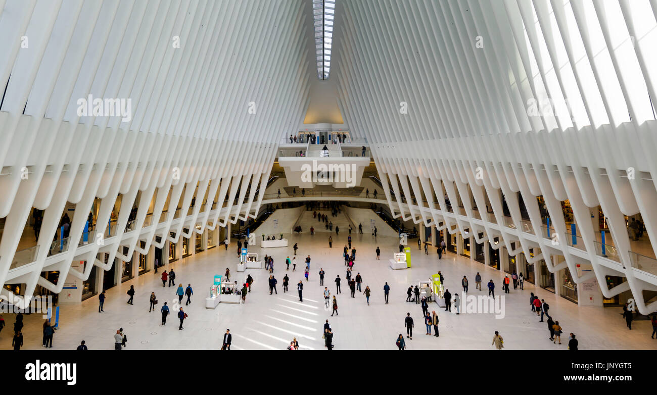 NEW YORK, Stati Uniti d'America - 8 Maggio 2017: World Trade Center hub di trasporto interno con gente che cammina verso la metropolitana Foto Stock NEW YORK, Stati Uniti d'America - 8 Maggio 2017: World Trade Center hub di trasporto interno con gente che cammina verso la metropolitana Foto Stock
