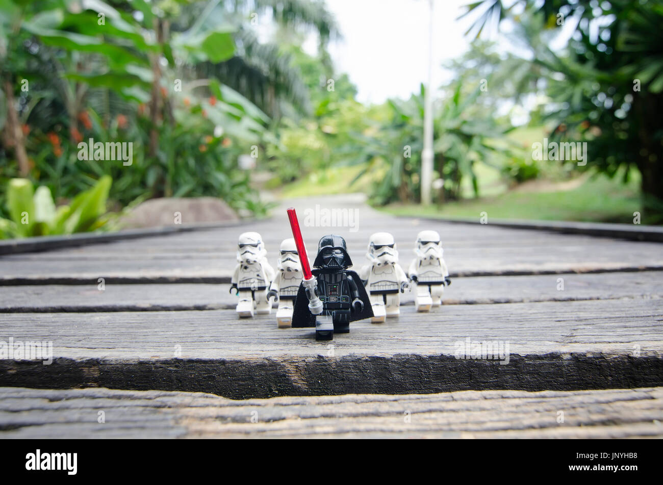 Lego Darth Vader camminando con il suo storm trooper presso il parco. Foto Stock