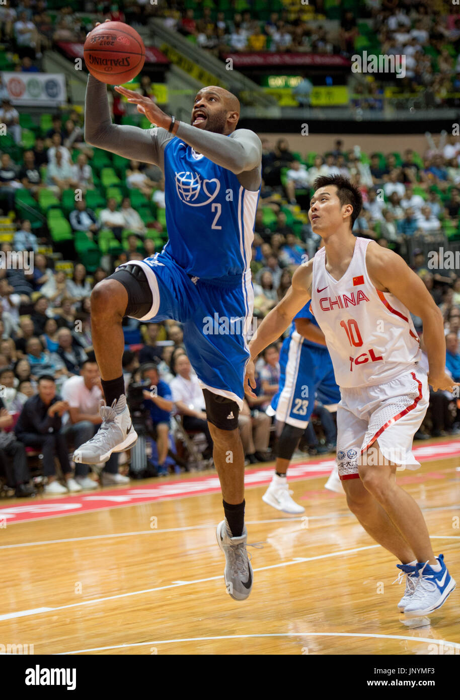 Hong Kong, Cina. Il 30 luglio, 2017. HONG KONG, CINA - 30 Luglio: No.2 Vince Carter del Sacramento Kings scores.Per celebrare il ventesimo anniversario della formazione della regione amministrativa speciale di Hong Kong (RASHK), gli Yao Foundation (avviato dai cinesi giocatore di basket Yao Ming) host di una partita di beneficenza tra l'Americano professional Nike rising star team e il cinese di pallacanestro degli uomini di stelle team ( Cinese Mens vincere 66-63. Hong Kong, Hong Kong SAR, Cina sulla luglio 30, 2017. Alamy Live News/Jayne Russell Credito: Jayne Russell/Alamy Live News Foto Stock