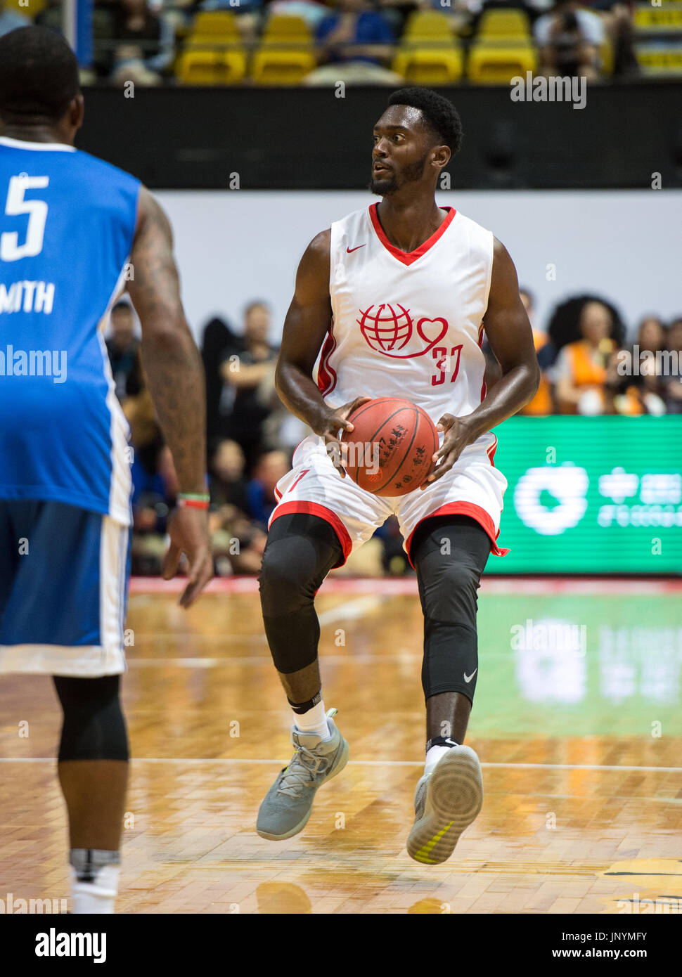 Hong Kong, Cina. Il 30 luglio, 2017. HONG KONG, CINA - 30 Luglio: No10 Bobby Portis del Chicago Bulls swaps team per aiutare la Cina ad un win.Per celebrare il ventesimo anniversario della formazione della regione amministrativa speciale di Hong Kong (RASHK), gli Yao Foundation (avviato dai cinesi giocatore di basket Yao Ming) host di una partita di beneficenza tra l'Americano professional Nike rising star team e il cinese di pallacanestro degli uomini di stelle team ( Cinese Mens vincere 66-63) Hong Kong, Hong Kong SAR, Cina sulla luglio 30, 2017. Alamy Live News/Jayne Russell Credito: Jayne Russell/Alamy Live News Foto Stock