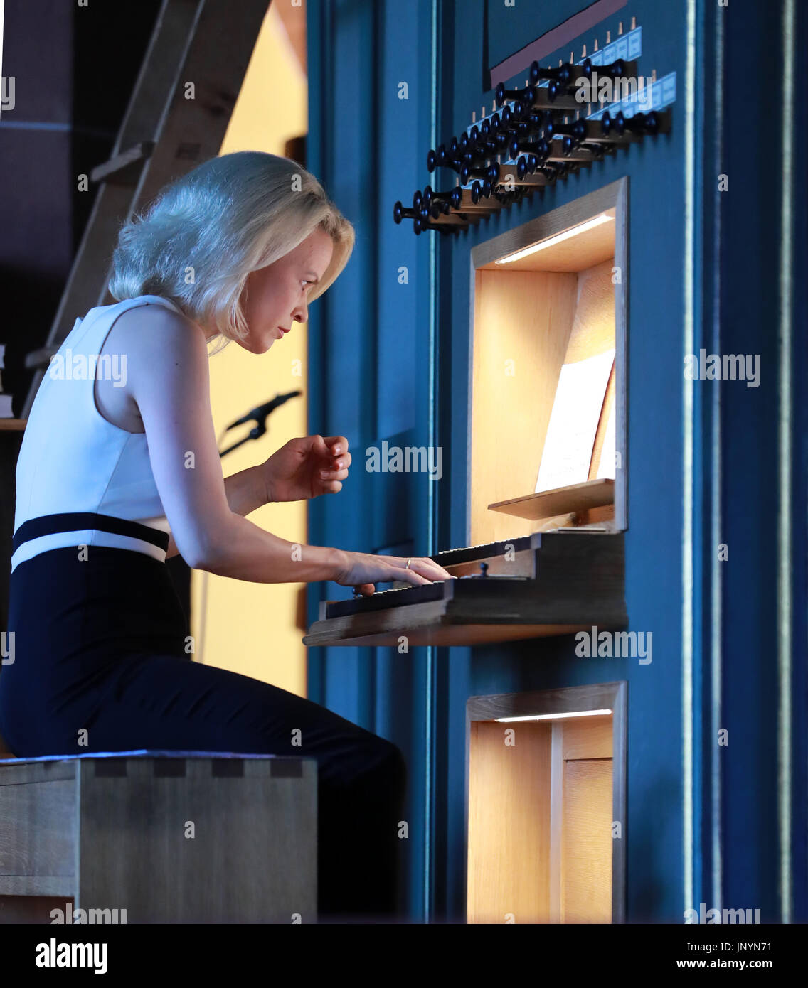 (170731) -- GEISENHEIM (Germania), 31 luglio 2017 (Xinhua) -- il lettone pianista e organista Iveta Apkalna esegue al trentesimo Rheingau Music Festival presso il Dom Rheingauer in Geisenheim, Germania, il 30 luglio 2017. Il trentesimo Rheingau Music Festival si terrà dal 24 giugno al 2 settembre. (Xinhua/Luo Huanhuan)(yk) Foto Stock