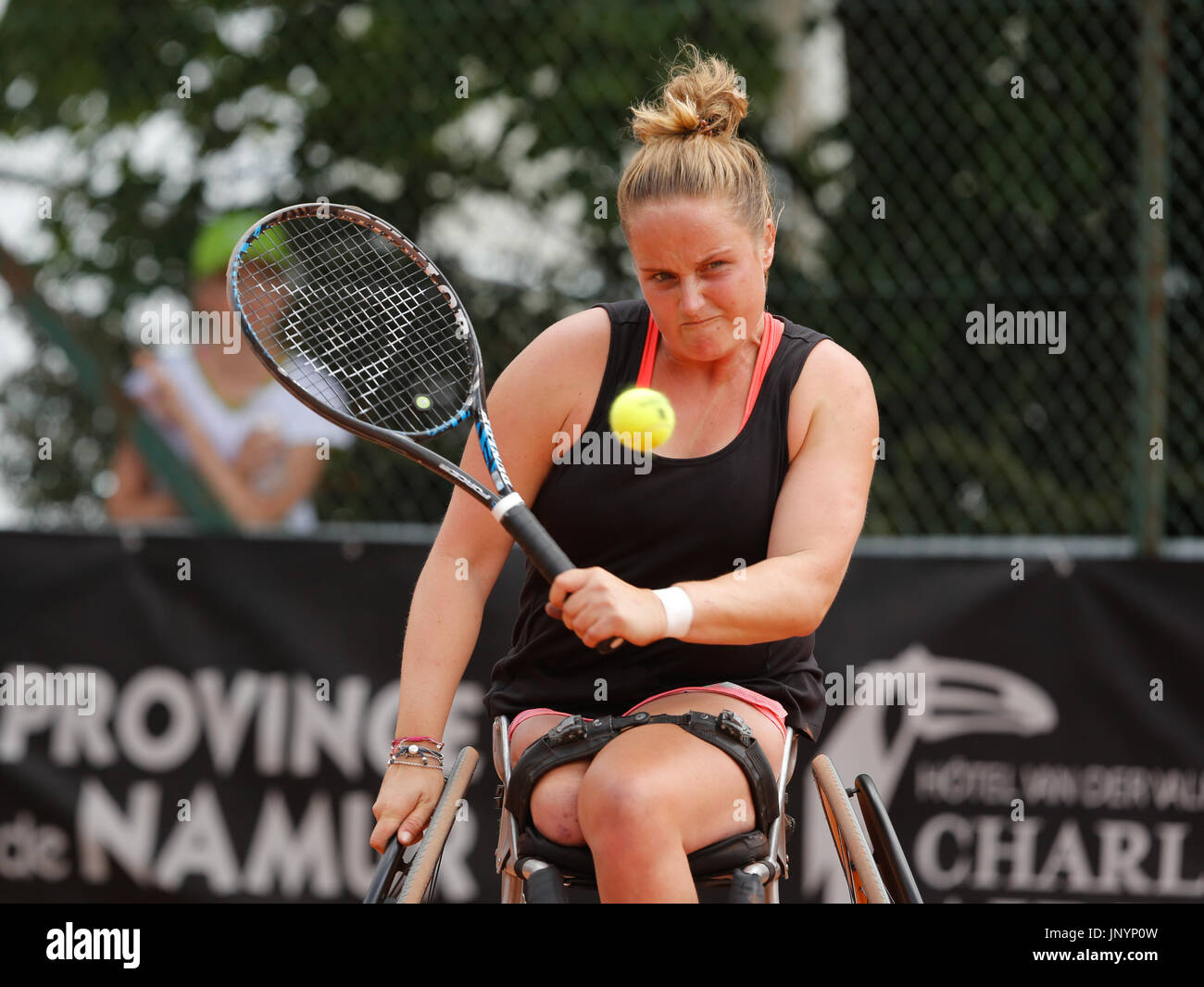 Namur, Belgio. Il 30 luglio, 2017. Aniek Van Koot (NED) restituisce la palla durante la sua finale contro Yui Kamiji (JPN) al trentesimo belga sedia a rotelle aperto il torneo di tennis su 30/07/2017 a Namur (TC Géronsart). © Frédéric de Laminne Foto Stock