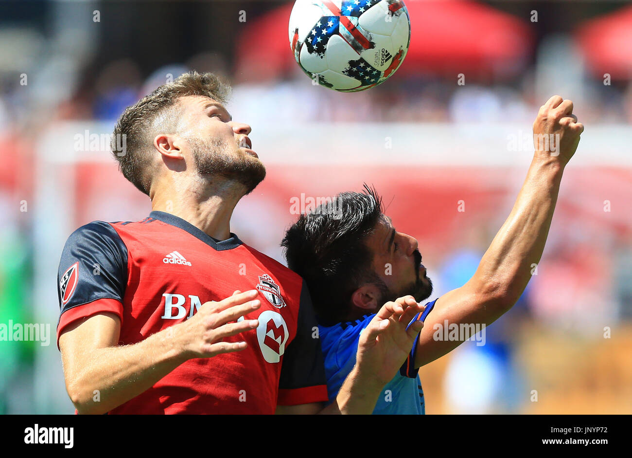 (170731) -- TORONTO, luglio 31, 2017(Xinhua) -- Eriq Zavaleta(L) di Toronto FC vies con David Villa di New York City FC durante la loro 2017 Major League Soccer (MLS) corrispondono al BMO Field di Toronto, Canada, 30 luglio 2017. Toronto FC ha vinto 4-0. (Xinhua/Zou Zheng) Foto Stock