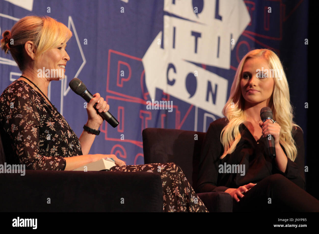 Bandiera americana si blocca oltre il muro al 2017 Politicon a Pasadena, CA. Photo credit: Todd Felderstein Foto Stock