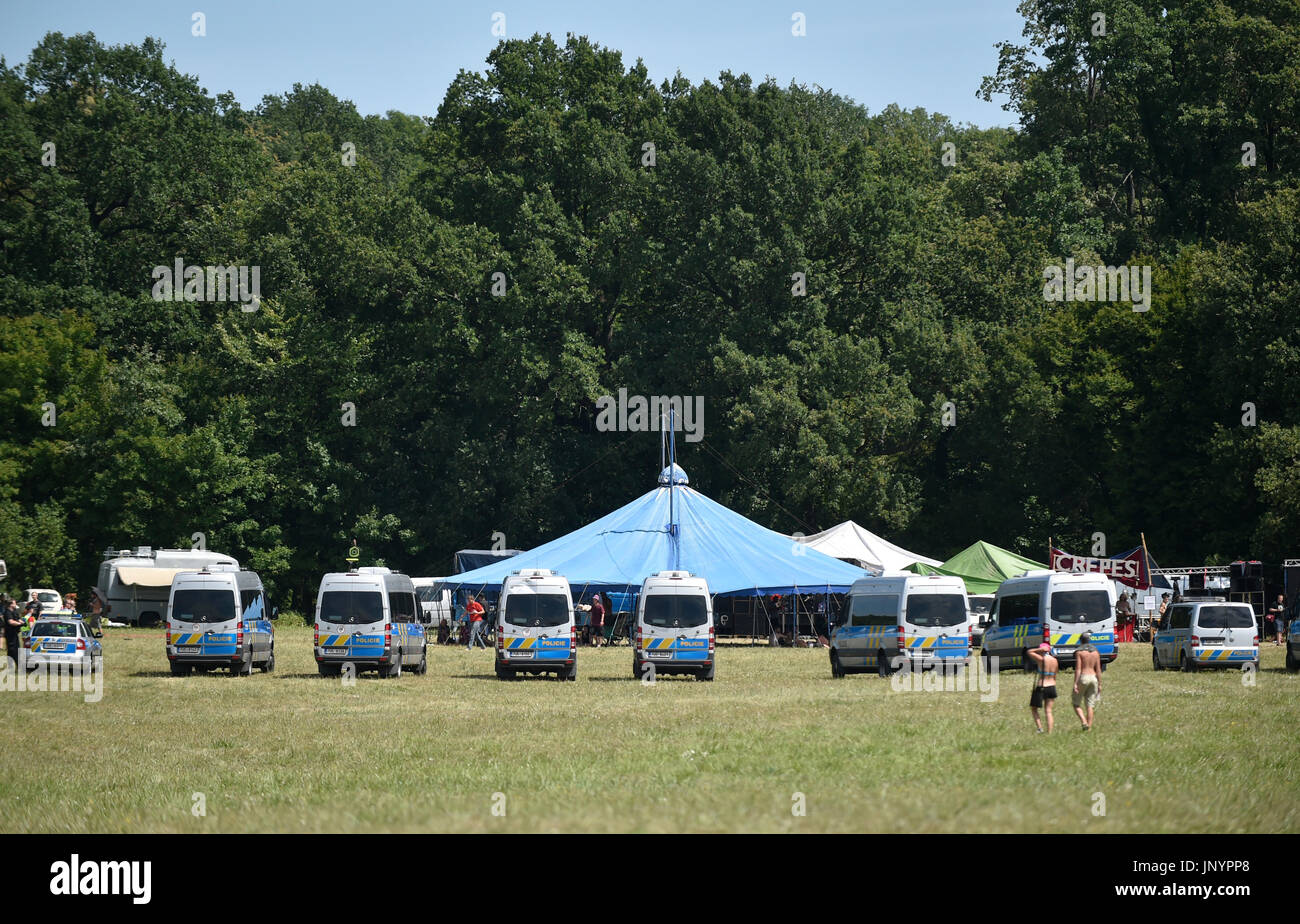 Illegale techno party si svolgerà in Osecek, Repubblica Ceca, il 30 luglio 2017. Più di 5000 persone prendono parte a un sistema illegale di techno party in Osecek, anche se la polizia ha invitato i partecipanti a lasciare il posto e spegnere la musica ad alto volume, Michaela Richterova, portavoce della polizia regionale, ha detto a CTK su j. Ha detto che le forze di polizia sono a ripetere la loro chiamata, ma essi non si prevede alcun intervento violento.Secondo la polizia, circa 600 veicoli dei partecipanti sono parcheggiate nel campo Osecek, circa 40 chilometri a est di Praga. (CTK foto/Joesf Vostarek) Foto Stock