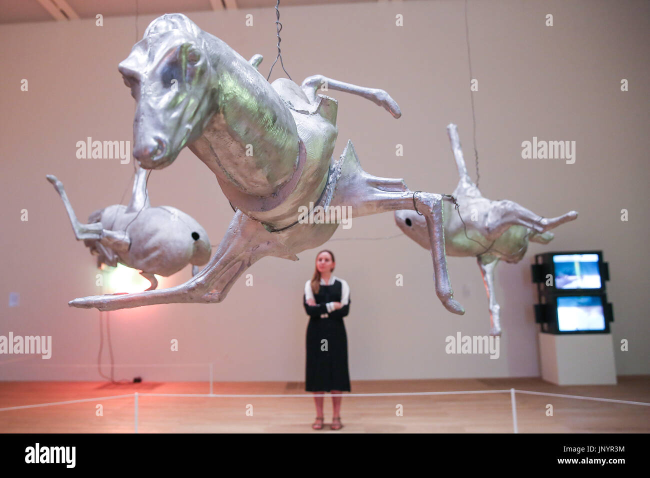 Un museo personale guarda Bruce Nauman luminose sculture. Il filo di tassidermia stampi di lupi e cervi e una ghisa stampo dell'artista nel retro. Anteprima del nuovo artista Camere mostra di Bruce Nauman alla Tate Modern, che sarà su fino al luglio 2018. Nauman è ampiamente considerato come uno dei più innovativi e influenti artisti americani lavorano oggi. L'artista Camere Gallery è il mozzo di Londra per presentare i lavori dell'artista Camere collection che è detenuta congiuntamente da Tate e le Gallerie Nazionali di Scozia. Credito: Dinendra Haria/Alamy Live News Foto Stock