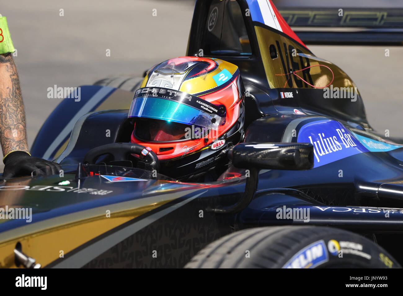 Montreal, Canada. Il 30 luglio, 2017. Jean-Eric Vergne pit crew spingendolo nel garage dopo un qualifing correre alla gara ePrix. Credit:Mario Beauregard/Alamy Live News Foto Stock