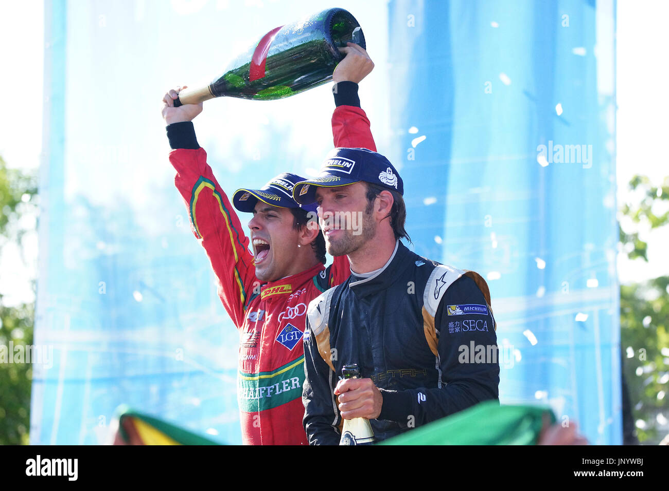 Montreal, Canada. Il 30 luglio, 2017. L-R: Lucas di Grassi campione del 2017 Formula e stagione e Jean-Eric Vergne vincitore della seconda gara della gara ePrix godendo il gusto della vittoria. Credit:Mario Beauregard/Alamy Live News Foto Stock