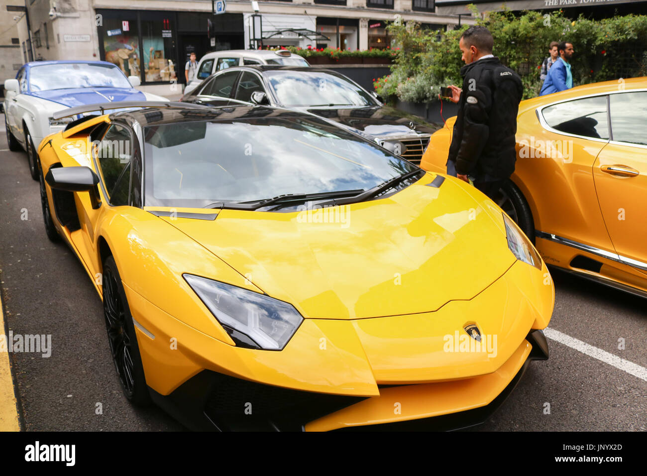 Londra, Regno Unito. 31 Luglio, 2017. Supercars appartenenti ai ricchi proprietari arabi sono visti nel quartiere alla moda di Knightsbridge di Londra: Credito amer ghazzal/Alamy Live News Foto Stock