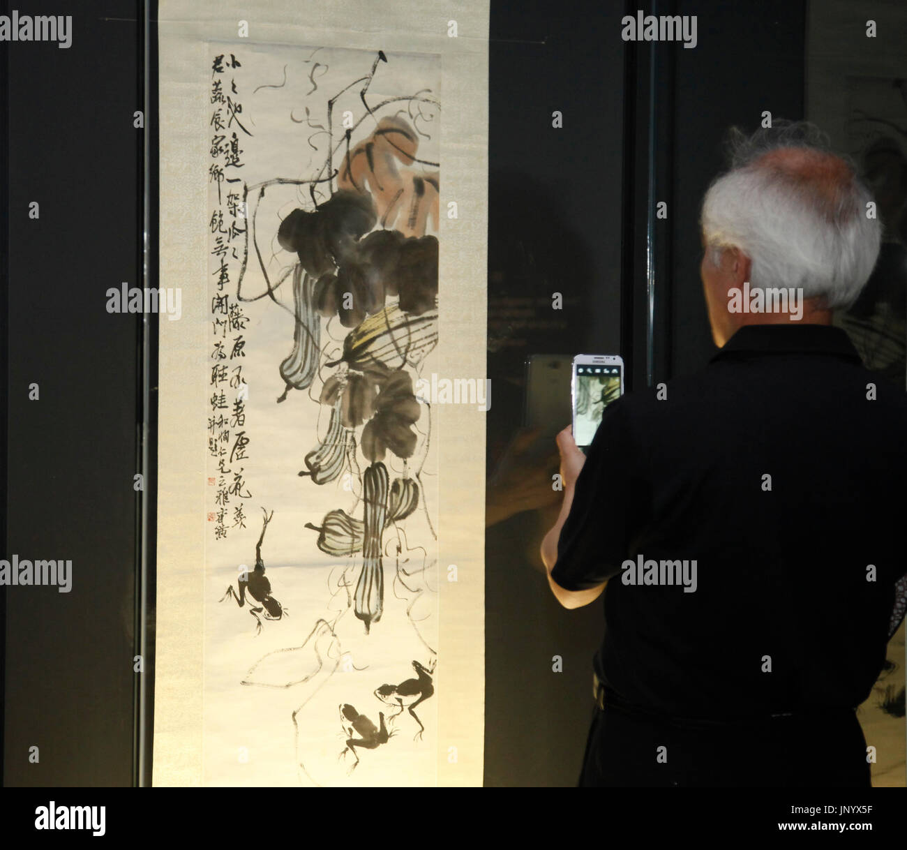 Seoul, Corea del Sud. 31 Luglio, 2017. Un visitatore guarda le opere di artista cinese Qi Baishi durante una mostra a Seul, Corea del Sud, il 31 luglio 2017. Le opere di Qi Baishi, che vengono raccolti da Hunan Museo Provinciale, sono esposti a Seul per la prima volta. Credito: Yao Qilin/Xinhua/Alamy Live News Foto Stock