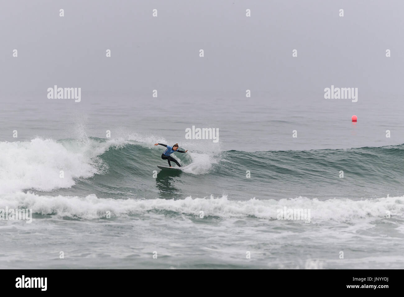 Huntington Beach, Stati Uniti d'America. 31 Luglio, 2017. Maud le auto (FRA) scolpisce una faccia aperta ad accendere il suo modo di vincere la donna prove e guadagnare un posto presso le donne del 2017 FURGONI US Open di surf, un CT WSL evento, ufficialmente a partire Round 1 il Martedì, 01 Agosto, 2017. Credito: Benjamin Ginsberg/Alamy Live News Foto Stock