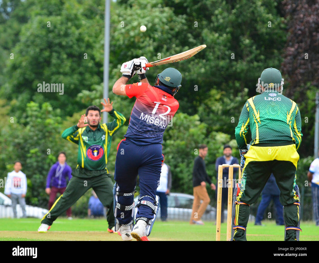 Luton, Regno Unito. 31 Luglio, 2017. Bedfordshire, Regno Unito. Il Cricketers internazionale XI giocare contro Luton pakistani a Wardown Park a Luton, Bedfordshire, Regno Unito. Foto Stock