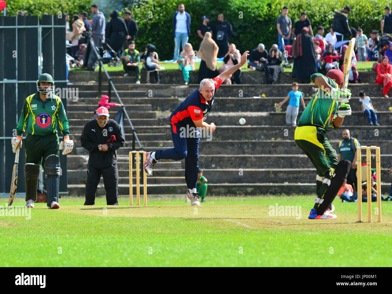 Luton, Regno Unito. 31 Luglio, 2017. Bedfordshire, Regno Unito. Il Cricketers internazionale XI giocare contro Luton pakistani a Wardown Park a Luton, Bedfordshire, Regno Unito. Foto Stock