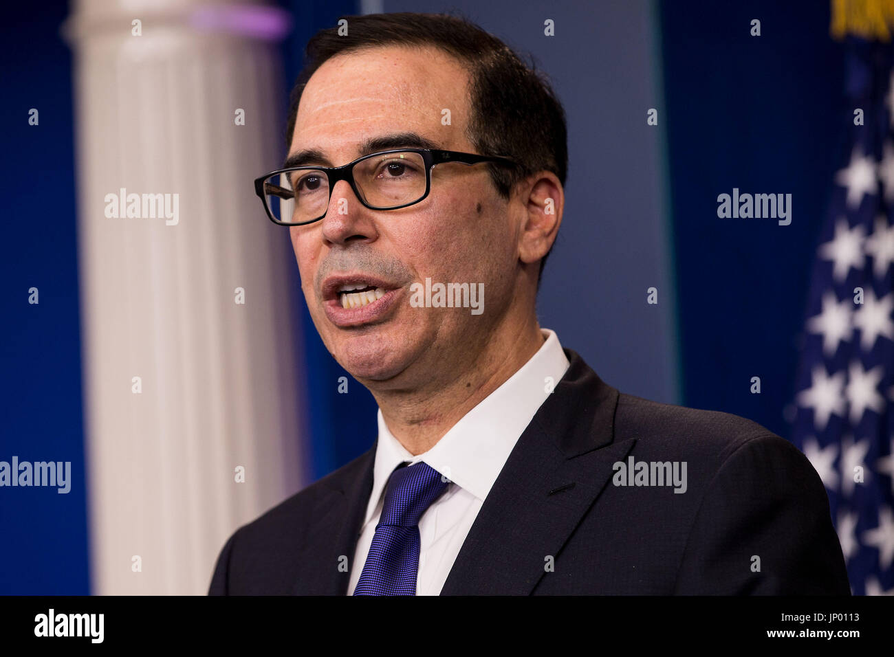 Washington, Stati Uniti d'America. 31 Luglio, 2017. Stati Uniti Il segretario al Tesoro Steven Mnuchin parla a un briefing quotidiano per affrontare sanzioni sul Presidente venezuelano Nicolás Maduro presso la Casa Bianca di Washington, DC, Stati Uniti, il 31 luglio 2017. Gli Stati Uniti lunedì schiaffeggiato sanzioni sul Presidente venezuelano Nicolás Maduro dopo il Venezuela ha tenuto la sua Assemblea Nazionale Costituente (ANC) domenica. Credito: Ting Shen/Xinhua/Alamy Live News Foto Stock