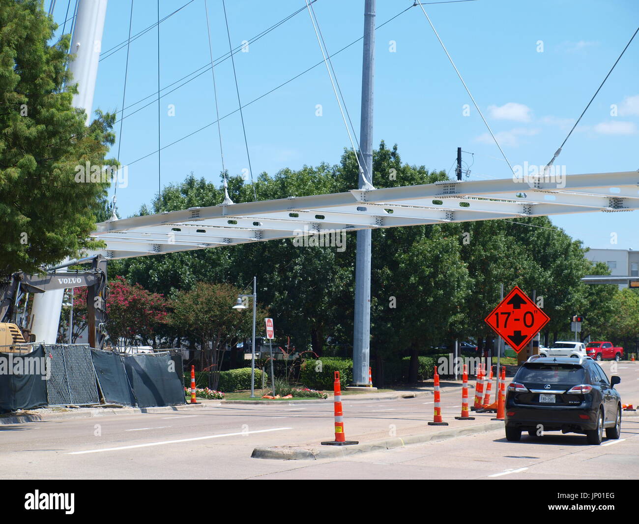 Dallas, Stati Uniti d'America. 31 Luglio, 2017. Il $11 milioni di Katy Trail pedone Ponte strallato ha per lungo tempo ultimo arrivato a Mockingbird Station dopo la sua sorvolare Mockingbird Lane. Il Katy si unirà il White Rock Trail per completare la rete di diversi altri sentieri, Credito: dallaspaparazzo/Alamy Live News Foto Stock