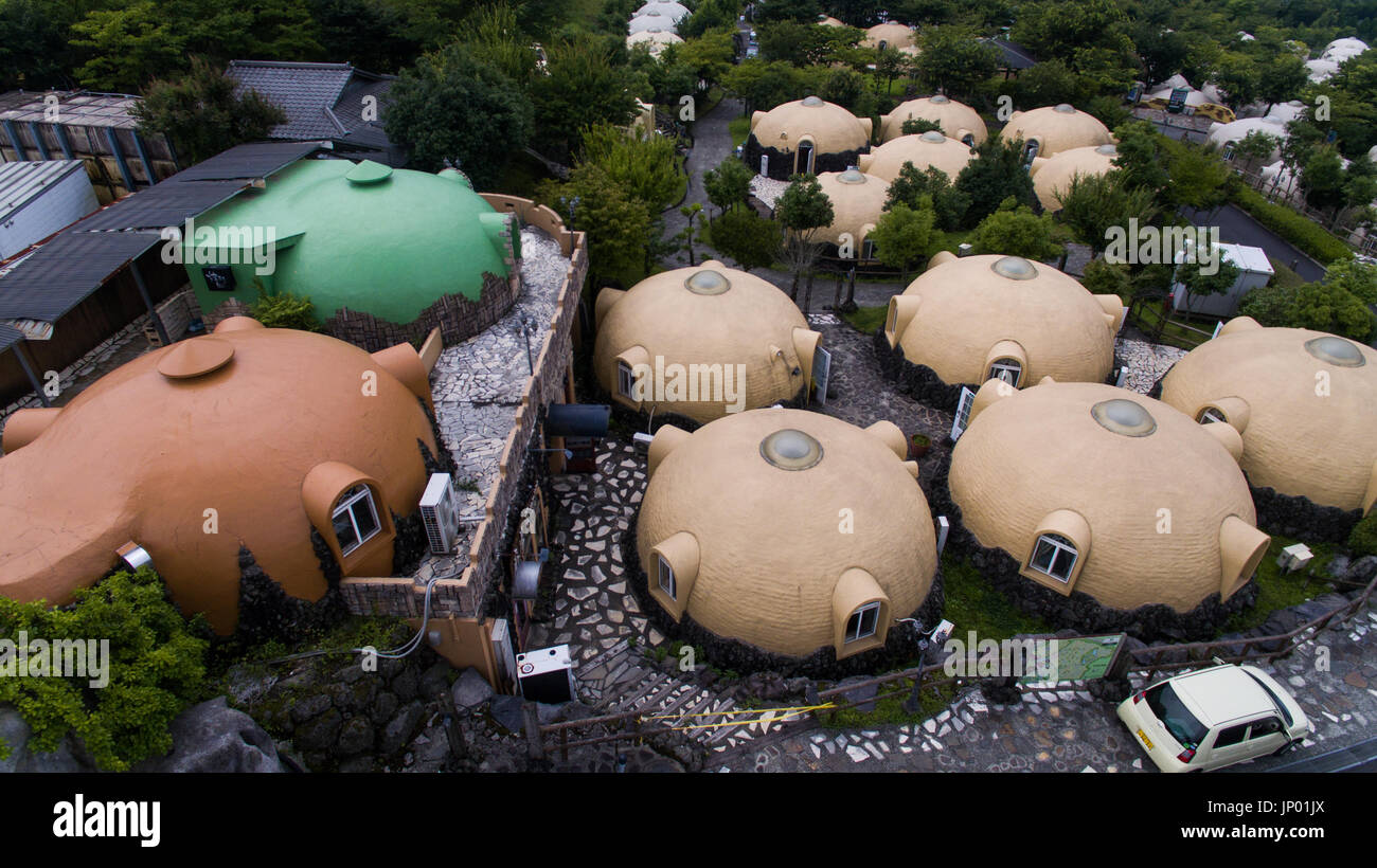 Kumamoto, Giappone. 31 Luglio, 2017. Vista aerea del terremoto-dome resistente case in Aso terreno agricolo, Prefettura di Kumamoto, Giappone, 31 luglio 2017. Gli edifici è servita come rifugi di evacuazione di Kumamoto per le vittime del terremoto. (Foto: Richard Atrero de Guzman/AFLO) Credito: Aflo Co. Ltd./Alamy Live News Foto Stock