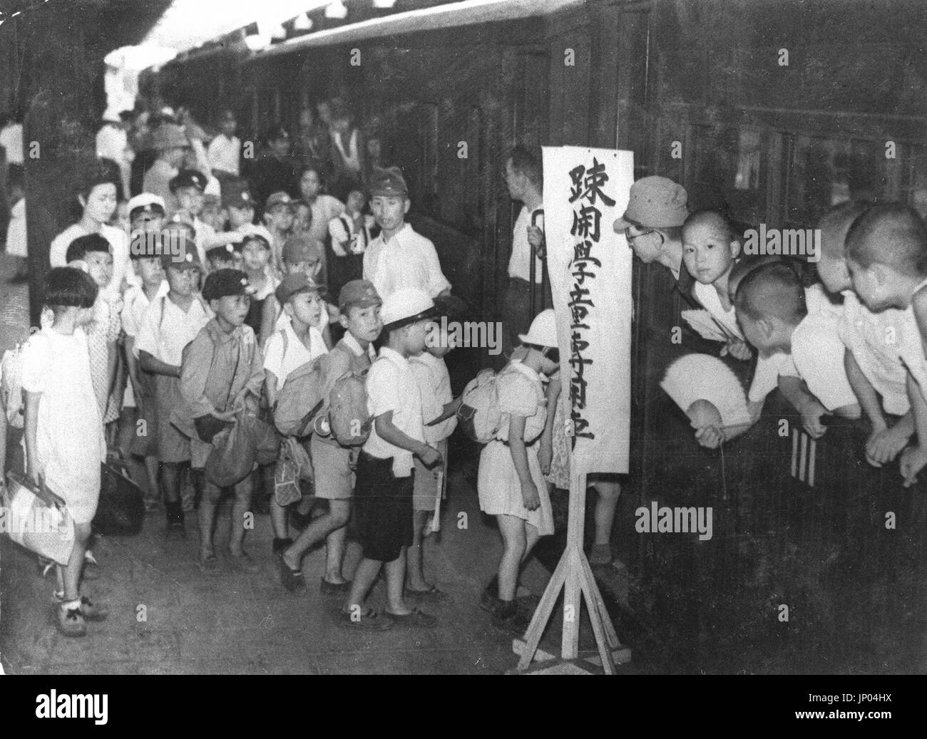 TOKYO, Giappone - Gruppi di gli studenti della scuola elementare salire su un treno per evacuare fuori di Tokyo per sfuggire incursioni aeree. Questo file è stata scattata la foto alla stazione di Ueno a Tokyo il 4 agosto, 1944. (Kyodo) Foto Stock