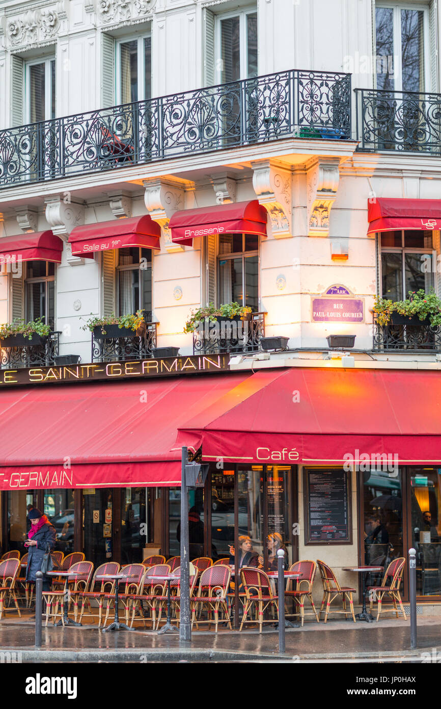 Parigi, Francia - 2 Marzo 2016: Le Saint Germain ristorante cafe con rossi tendaggi, di prima mattina con luci ancora a. Foto Stock