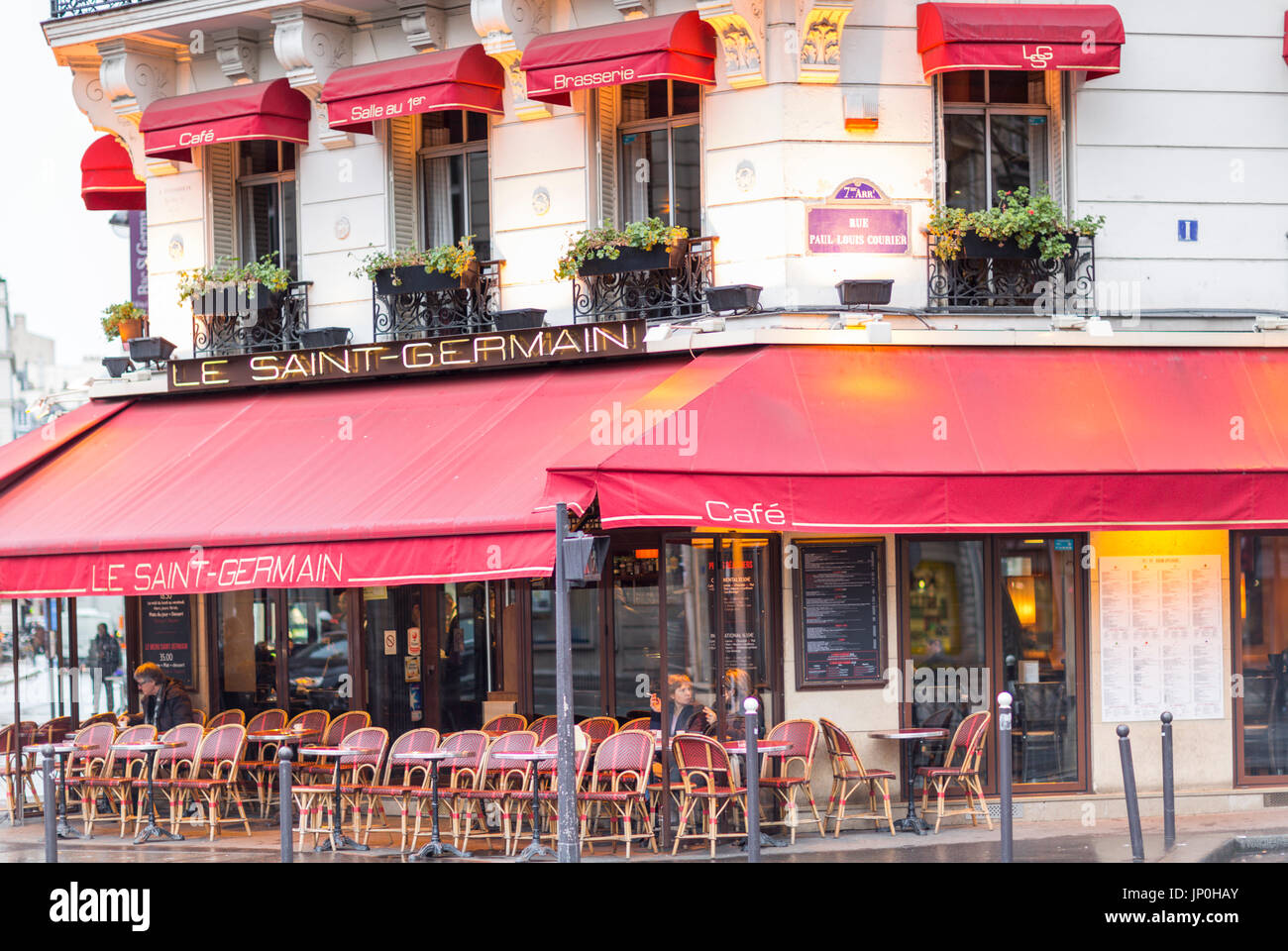 Parigi, Francia - 2 Marzo 2016: Le Saint Germain ristorante cafe con rossi tendaggi, di prima mattina con luci ancora a. Foto Stock