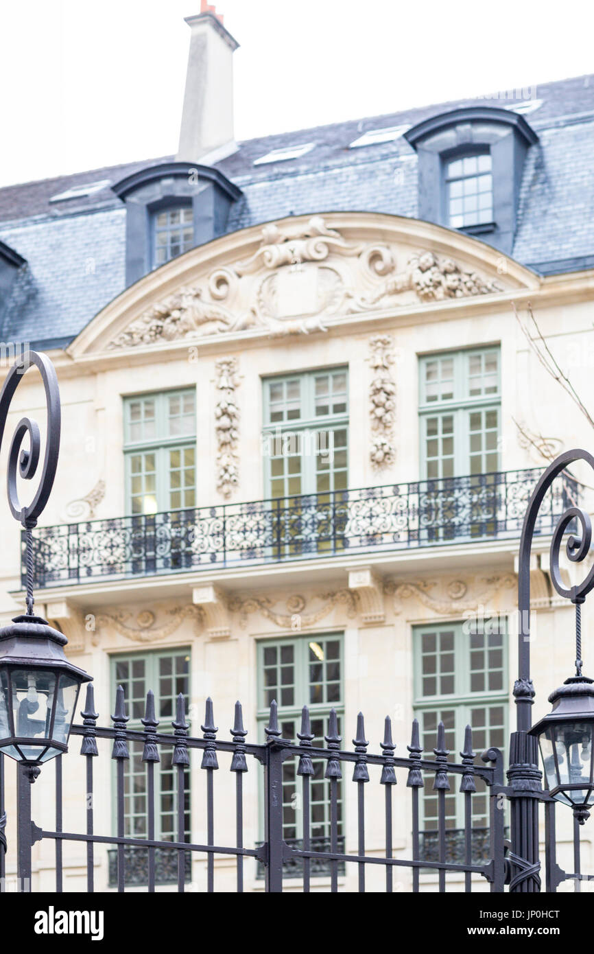 Parigi, Francia - 2 Marzo 2016: Elegante edificio Haussmann con uffici, 2 rue Montalembert, Saint Germain, Paris. Foto Stock