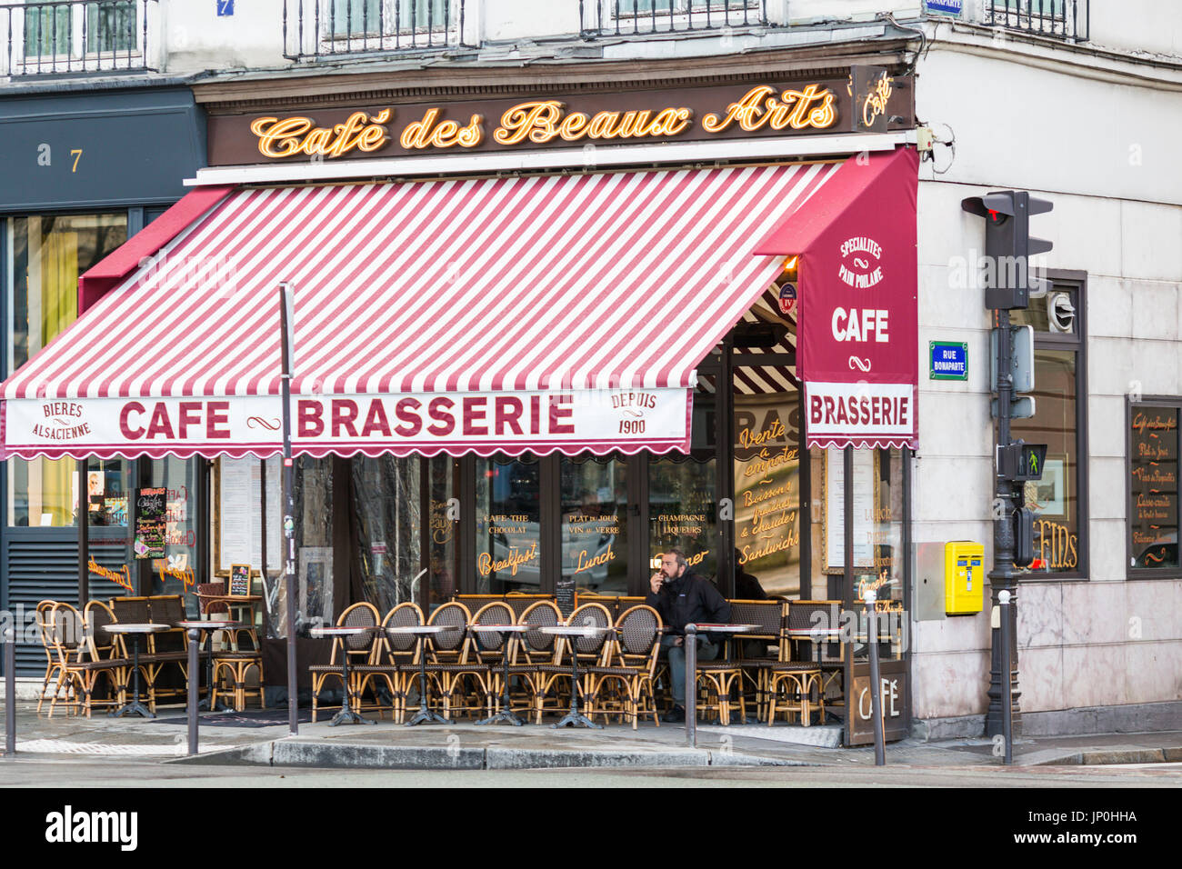 Parigi, Francia - 2 Marzo 2016: uomo seduto a un tavolo fuori Le ristorante Voltaire sul Quai Voltaire e Saint Germain, Paris, Francia. Foto Stock
