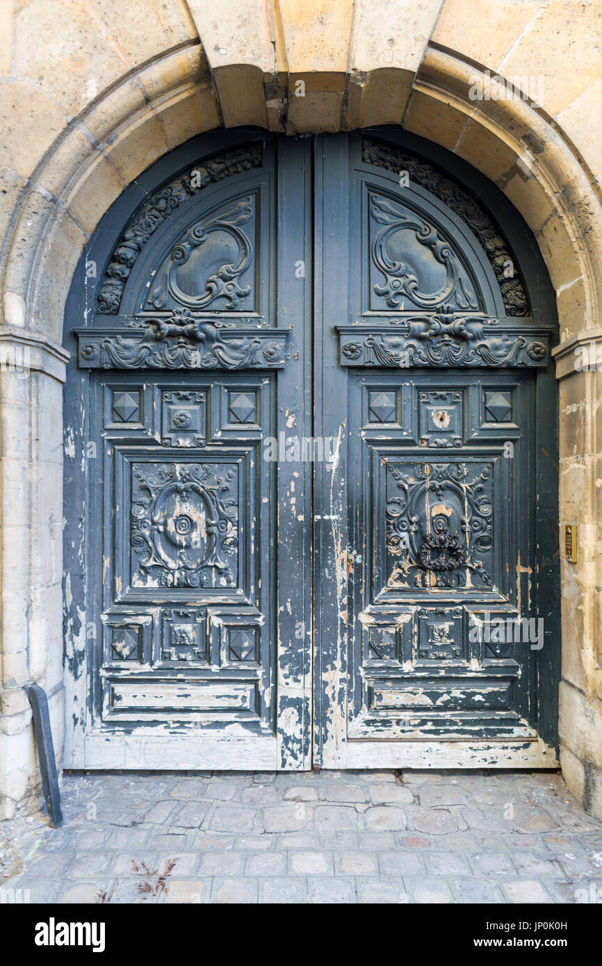 Parigi, Francia - 2 Marzo 2016: Shabby porta nel magnifico portale del Hotel de Chalons de Luxembourg nel Marais, Parigi. Foto Stock