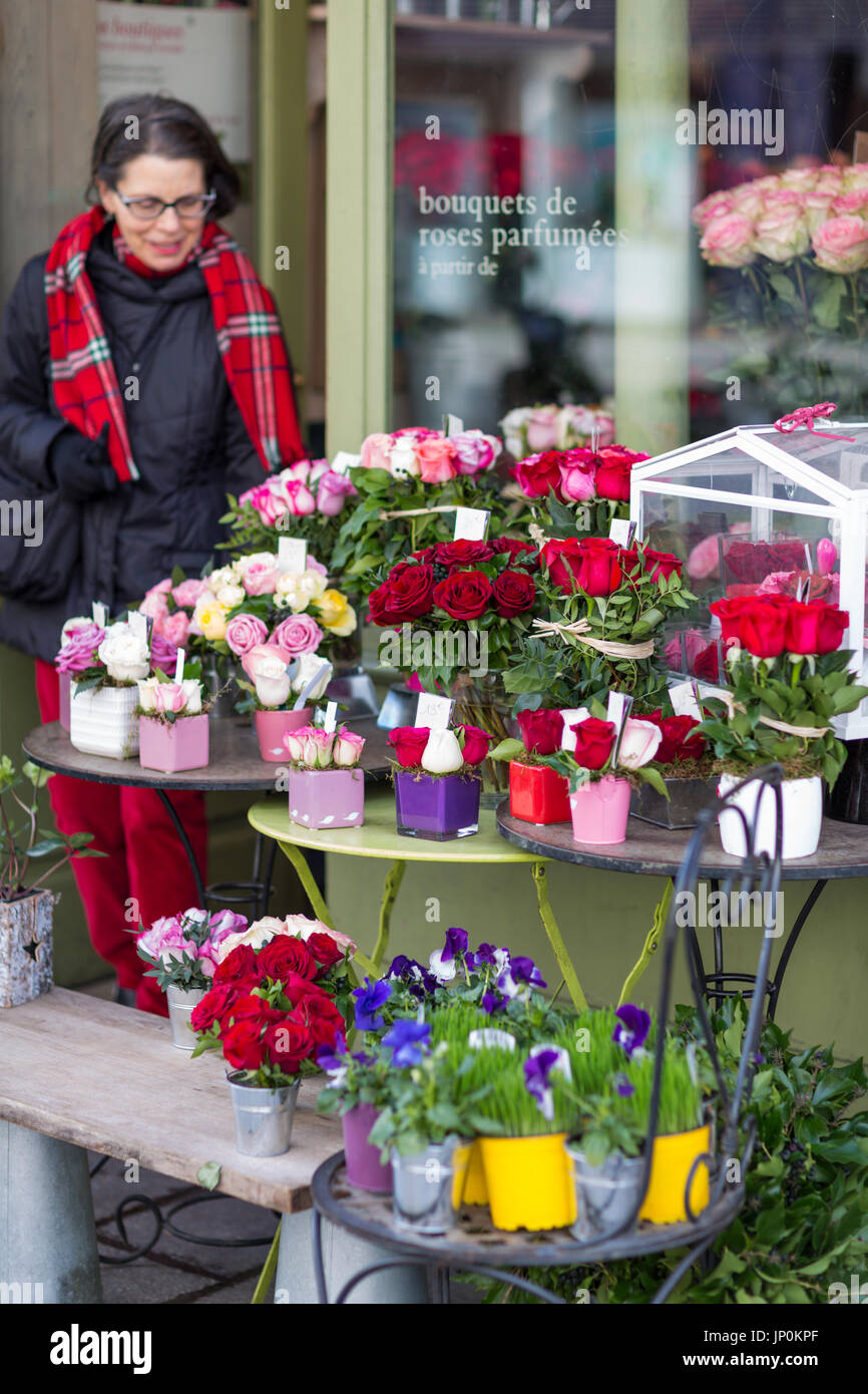 Parigi, Francia - 2 Marzo 2016: Donna venuta fuori del negozio di fiori su rue Saint Antoine nel Marais, Parigi Foto Stock