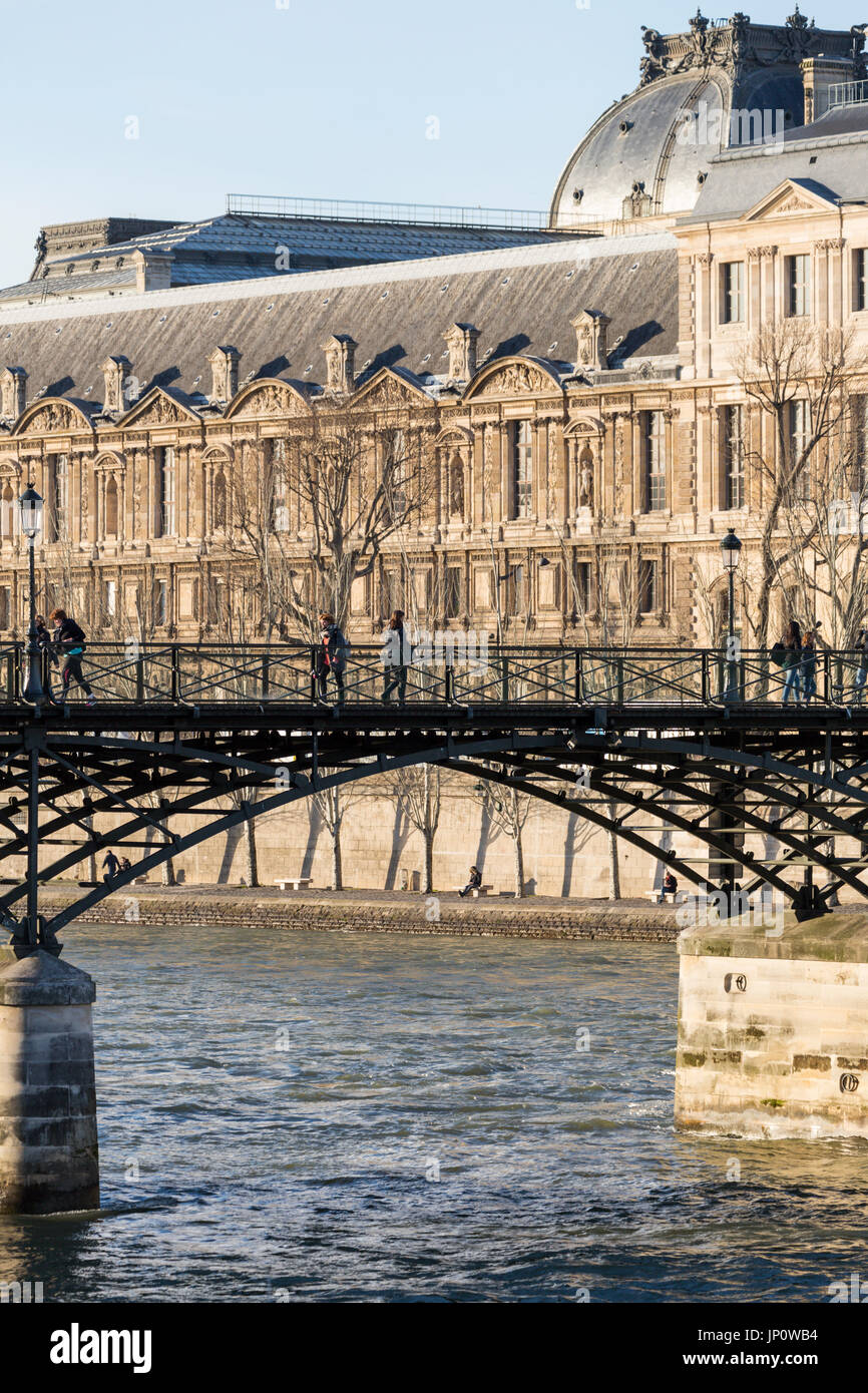 Parigi, Francia - 3 Marzo 2016: il Pont des Arts e il museo del Louvre con persone sul ponte, Parigi, Francia Foto Stock