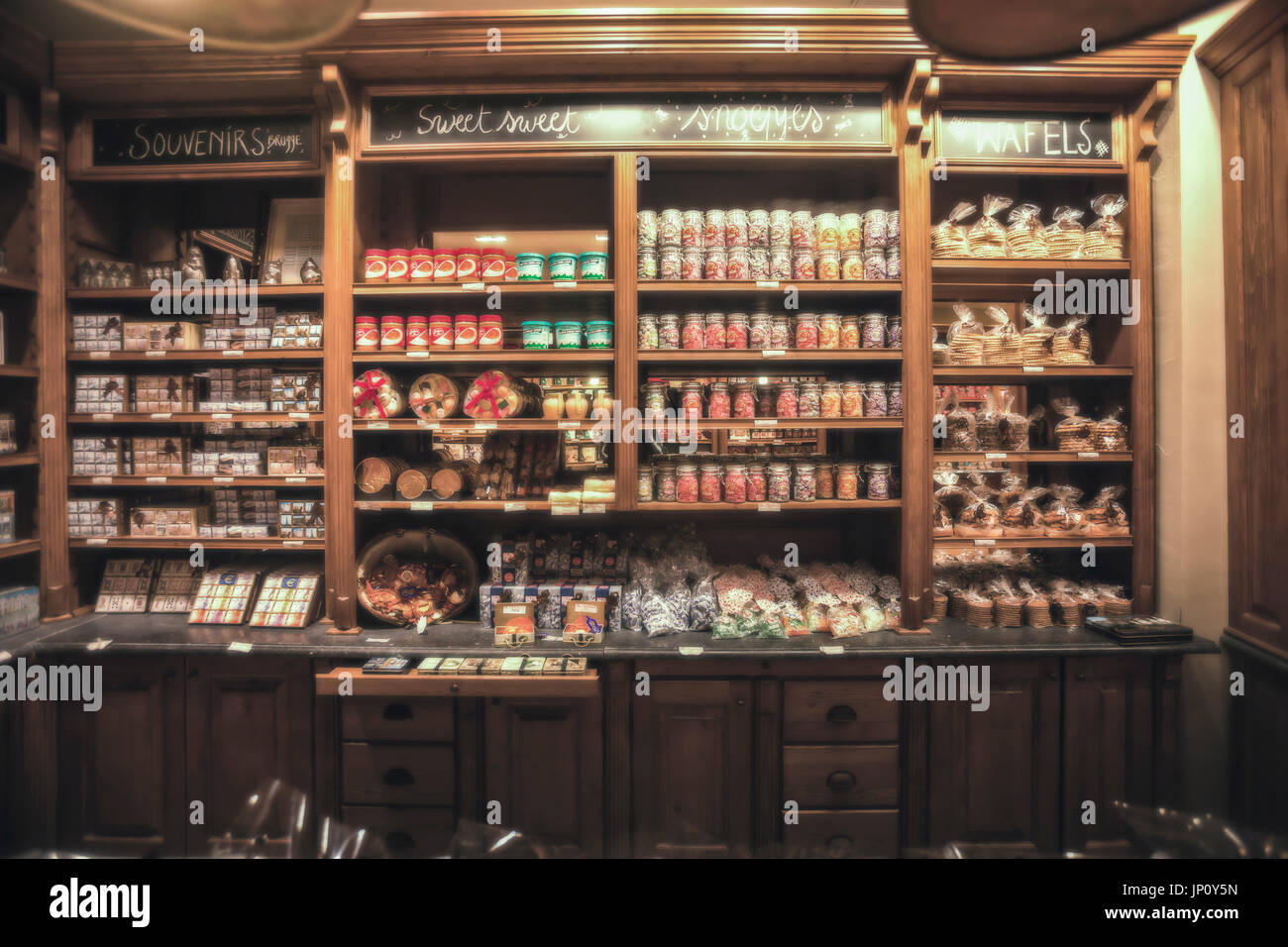 Bruges, Belgio - 31 Ottobre 2010: interno di cioccolato e biscotto shop in Bruges, Belgio Foto Stock