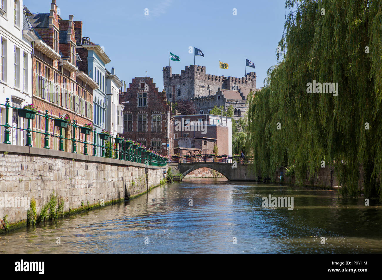 Ghent, Belgio - 2 giugno 2011 - Augustijnenkai con castello Gravelsteen in background, Gand, Belgio Foto Stock