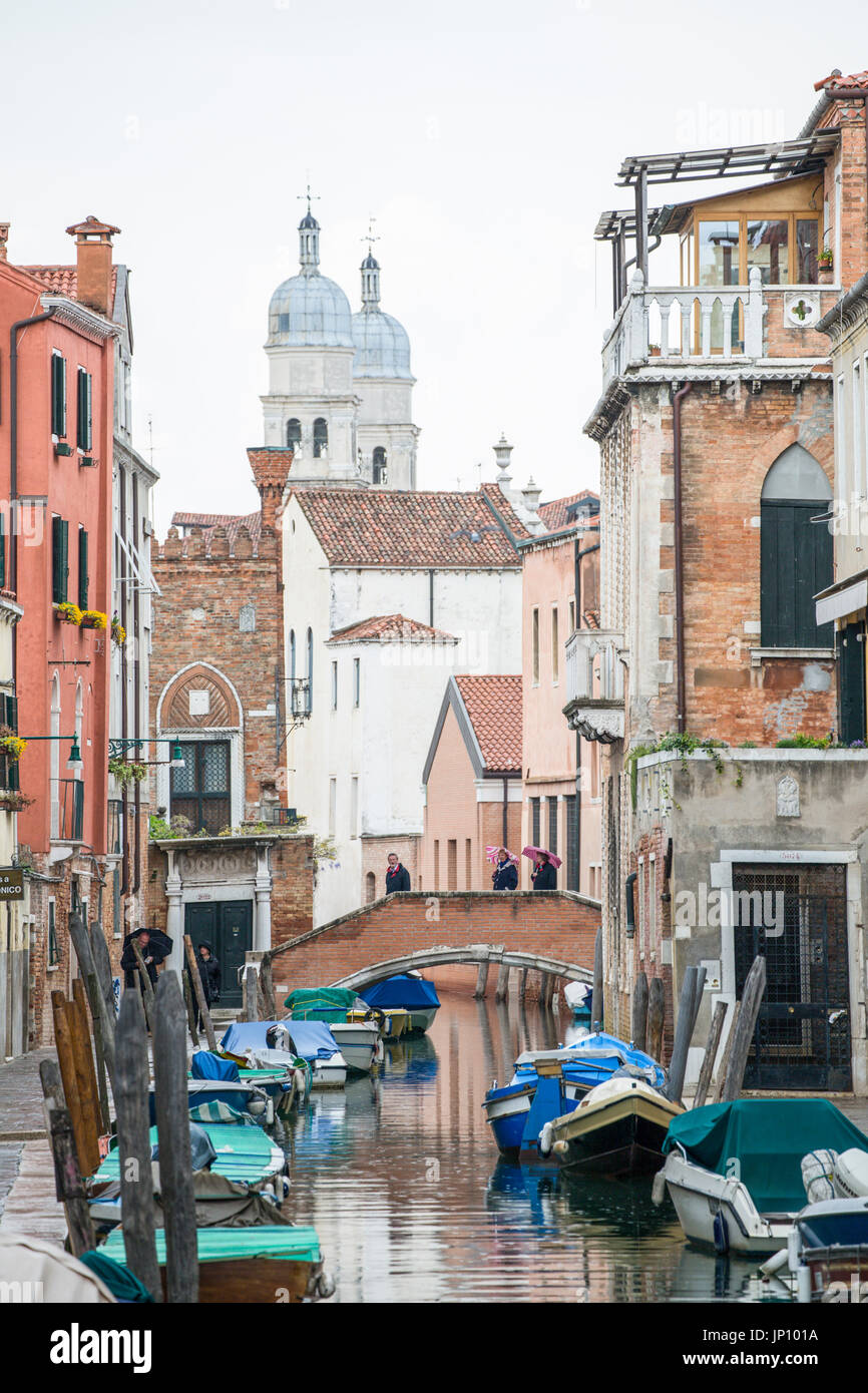 Venezia, Italia - 22 Aprile 2012: pedoni camminando sotto la pioggia da un canale di Venezia, Italia. Foto Stock