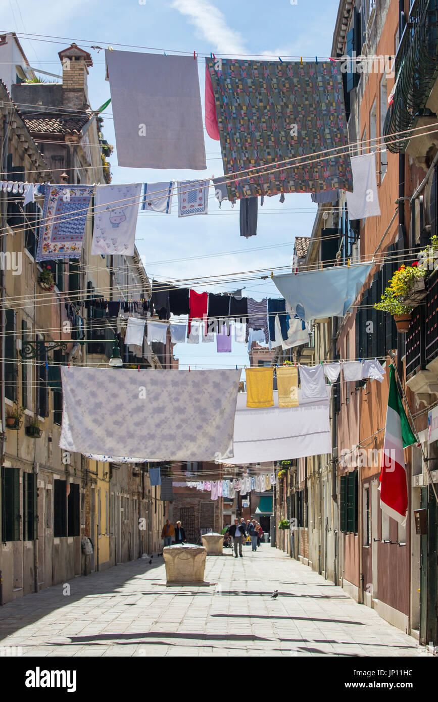 Venezia, Italia - 26 Aprile 2012: vestiti ad asciugare su clotheslines infilate tra gli edifici nel quartiere di Castello di Venezia. Foto Stock
