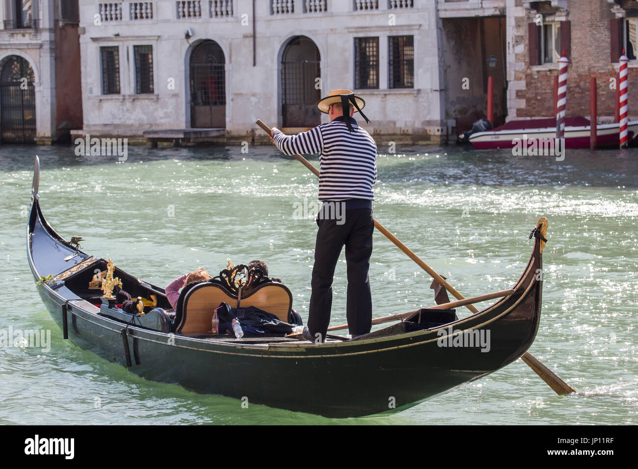 Venezia, Italia - 26 Aprile 2012: in Gondola e gondoliere sul Grand Canal, Venezia. Foto Stock