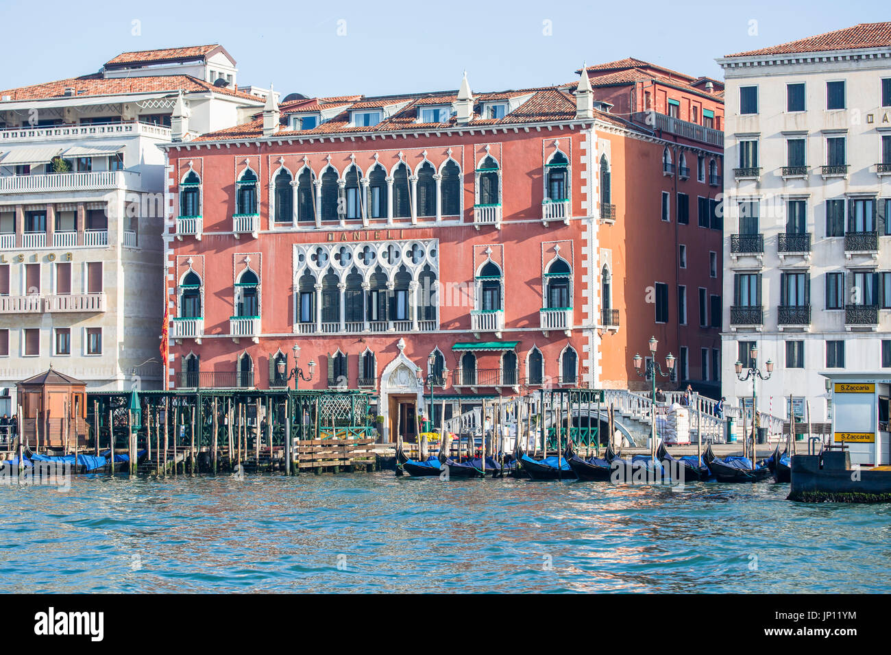 Venezia, Italia - 27 Aprile 2012: Hotel, case e gondole, dalla Laguna di Venezia. Foto Stock