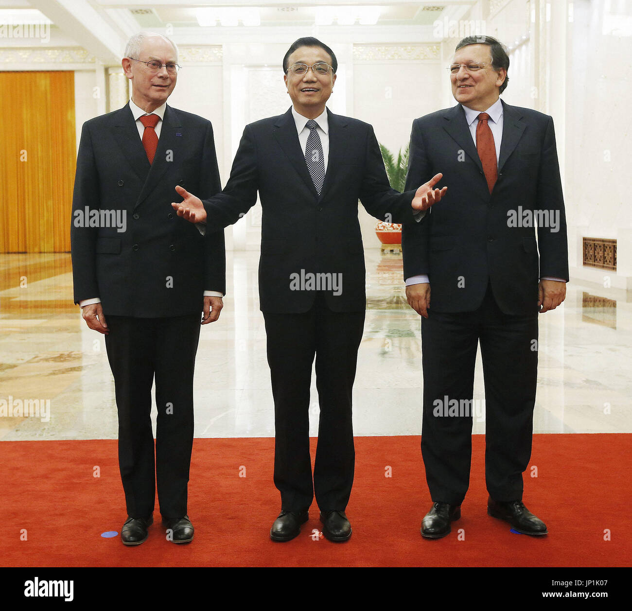 Pechino, Cina - (L) Presidente del Consiglio europeo Herman Van Rompuy, Premier cinese LI Keqiang, e il Presidente della Commissione europea José Manuel Barroso in posa per le foto come si riuniscono presso la Grande Sala del Popolo di Pechino su nov. 21, 2013, per un vertice annuale tra la Cina e l'Unione europea. Piscina (foto)(Kyodo) Foto Stock