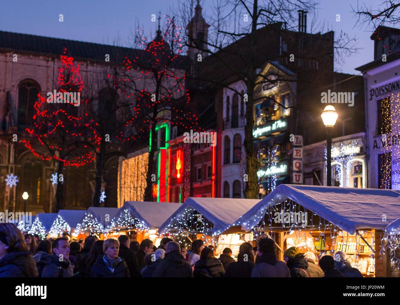 Bruxelles, Belgio - 8 Dicembre 2013: mercatini di Natale e le luci in posizione Sainte-Catherine, Bruxelles, Belgio Foto Stock