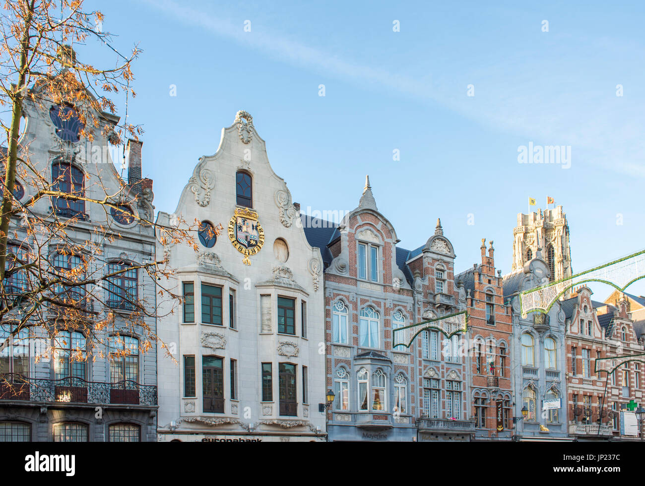 Mechelen, Belgio - 14 dicembre 2013: le case delle corporazioni con decorazioni di Natale in Mechelen, Belgio Foto Stock