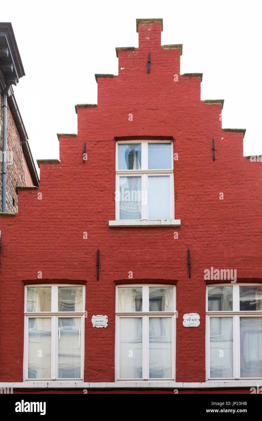 Bruges, Belgio - 15 dicembre 2013: Olandese un tetto a due spioventi su Red House risalente al 1640 a Bruges, Belgio. Foto Stock