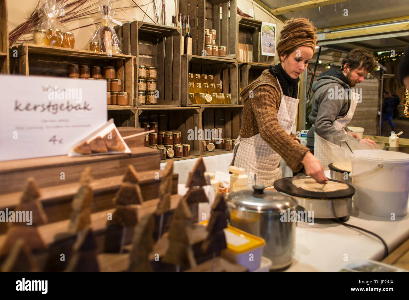 Ghent, Belgio - 15 dicembre 2013: rendendo crepes al mercatino di Natale di Gand, Belgio. Foto Stock