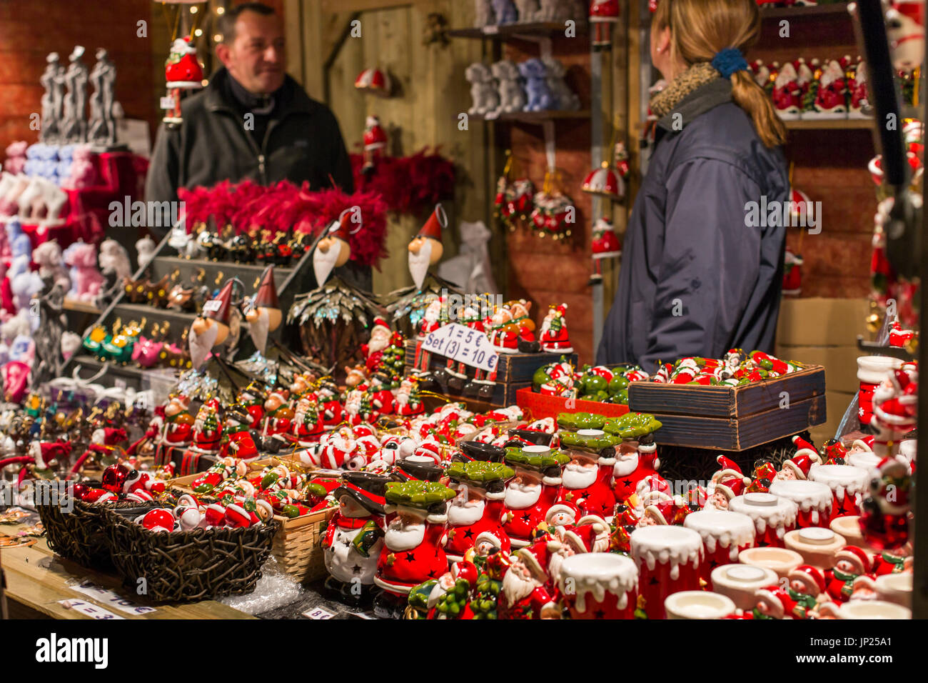 Bruges, Belgio - 15 dicembre 2013: mercato di Natale bancarella vendendo le decorazioni di Natale e ninnoli e negozio di souvenir a Bruges, Belgio. Foto Stock