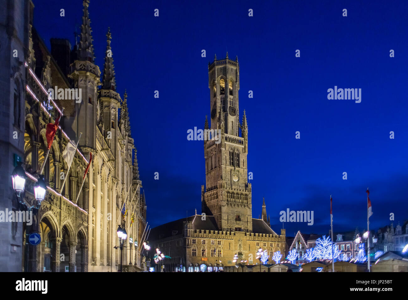 Bruges, Belgio - 15 dicembre 2013: il campanile di Bruges durante la notte di Natale con le decorazioni di Natale. Foto Stock