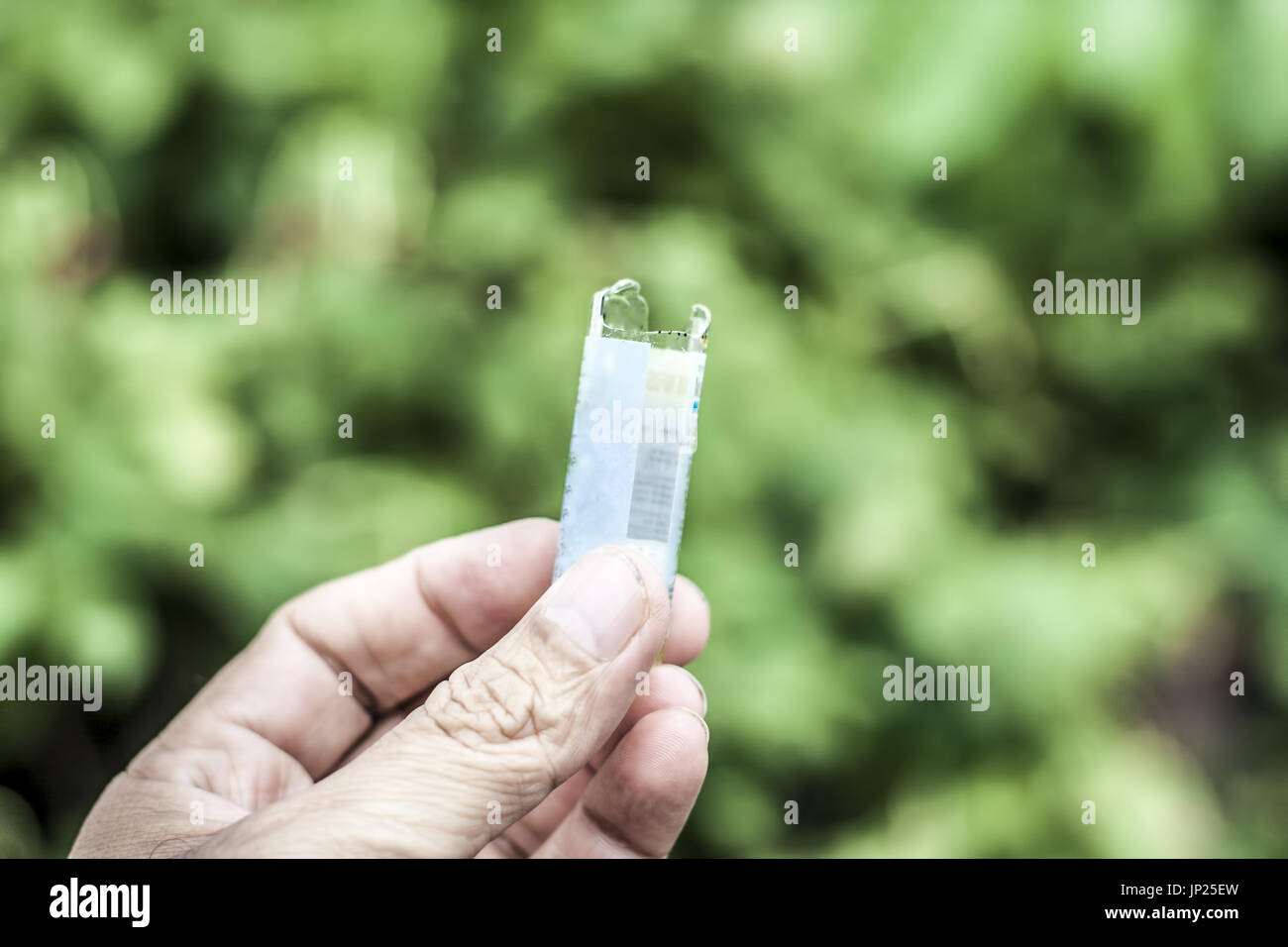 Siringa medicale in un infermiere la mano. Foto Stock
